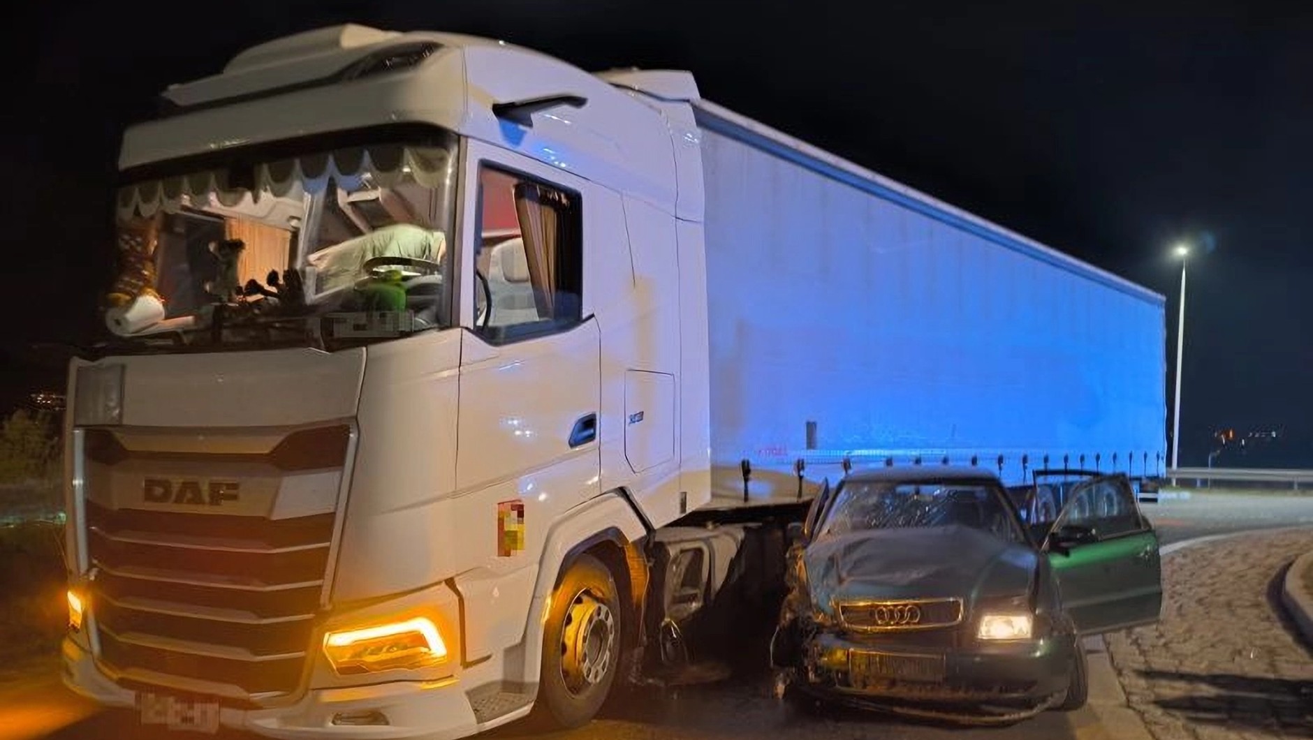 Pijana 17-latka starym Audi wjechała w tira. Wcześniej uciekała przed policjantami