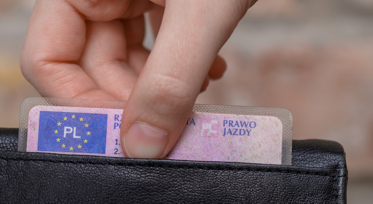 Czy trzeba wozić ze sobą prawo jazdy? W jednym przypadku koniecznie. Policjant nie puści tego płazem