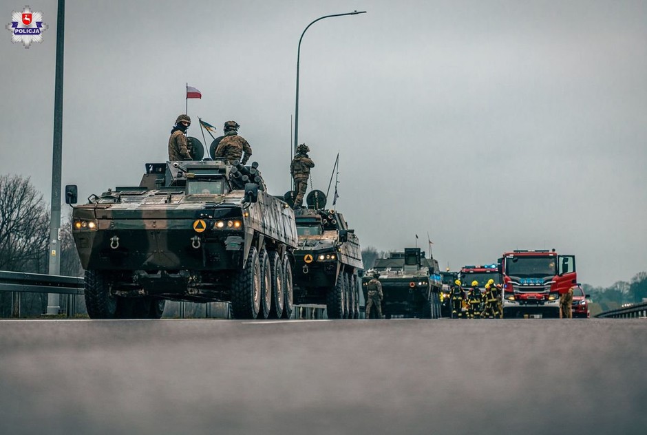 Tragiczny wypadek podczas ćwiczeń DRAGON 24. Na trasie S-19 najechały na siebie dwa transportery wojskowe