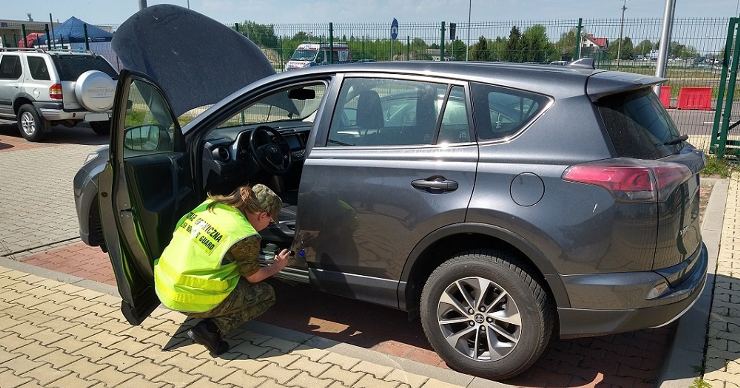 Funkcjonariusze z Nadbużańskiego Oddziału Straży Granicznej zatrzymali Toyotę RAV4 o wartości ponad 100 tys. zł