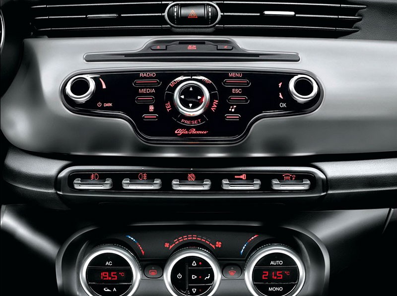 Alfa Romeo Giulietta: wnętrze i nowe zdjęcia