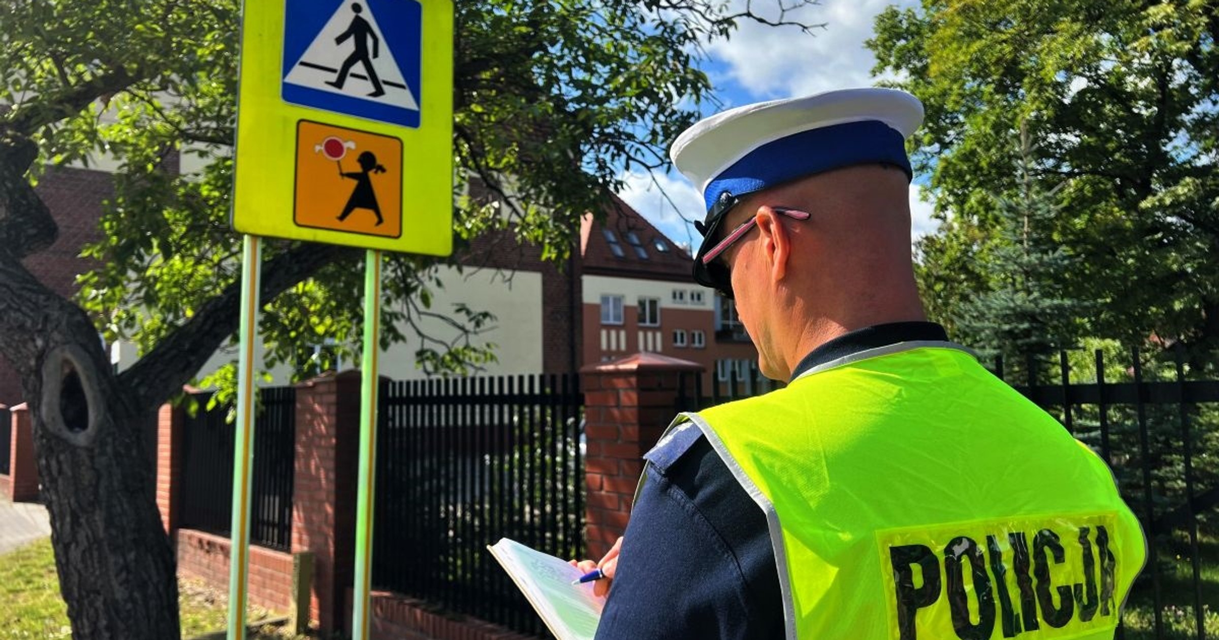 Policjanci czuwają nad bezpieczeństwem dzieci. Wzmożone kontrole na drogach