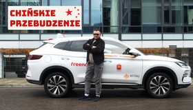Taksówkarz Marcin Zawodzian na tle swojego chińskiego SUV-a marki BYD