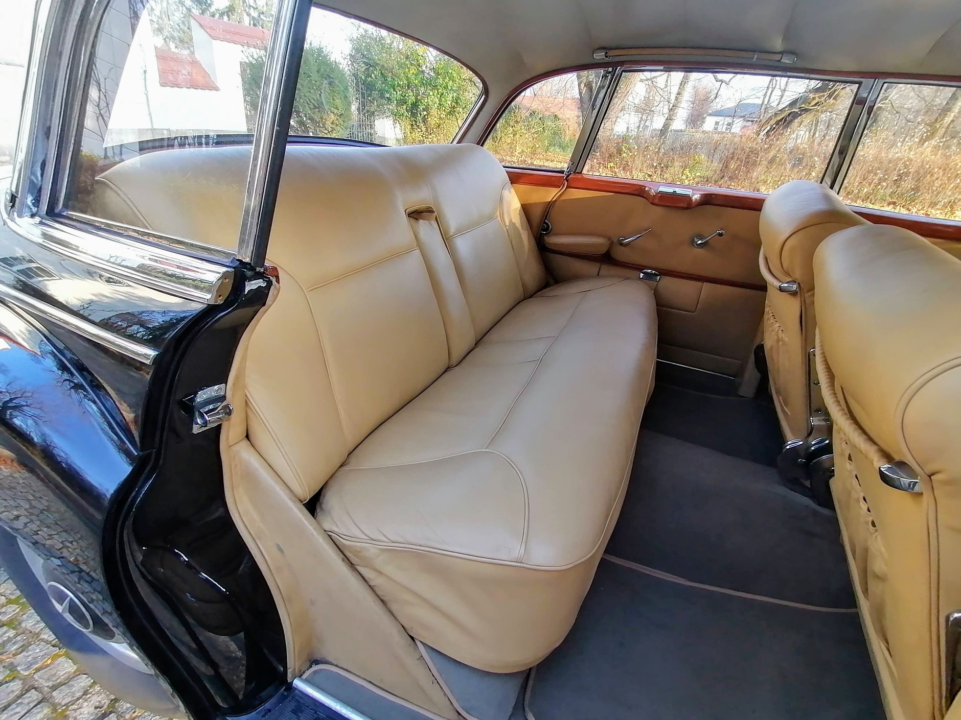 Mercedes 300d - rządowa limuzyna z czasów PRL