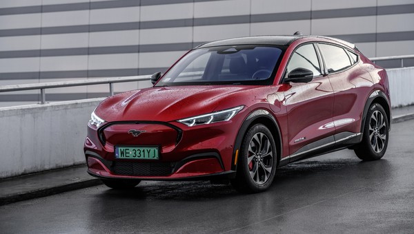 Ford Mustang Mach-E z dnia na dzień staniał nawet o 60 tys. zł. To "efekt Tesli"