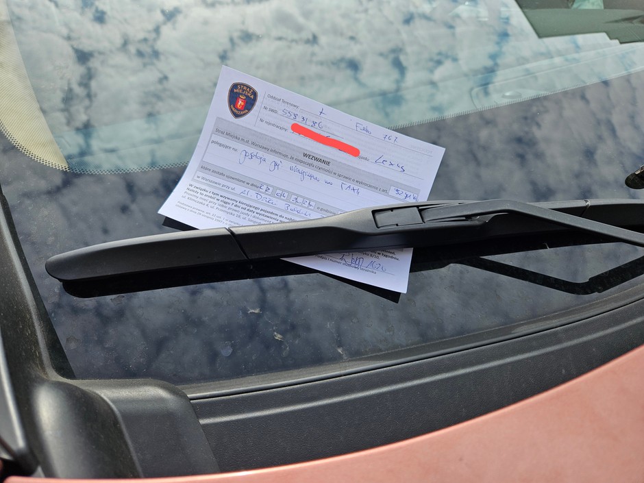Za wycieraczką samochodu znajdziemy wezwanie, a nie mandat
