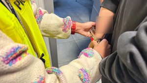 Policjanci zatrzymali kierowcę peugeota. Do aresztu trafił razem z pasażerką