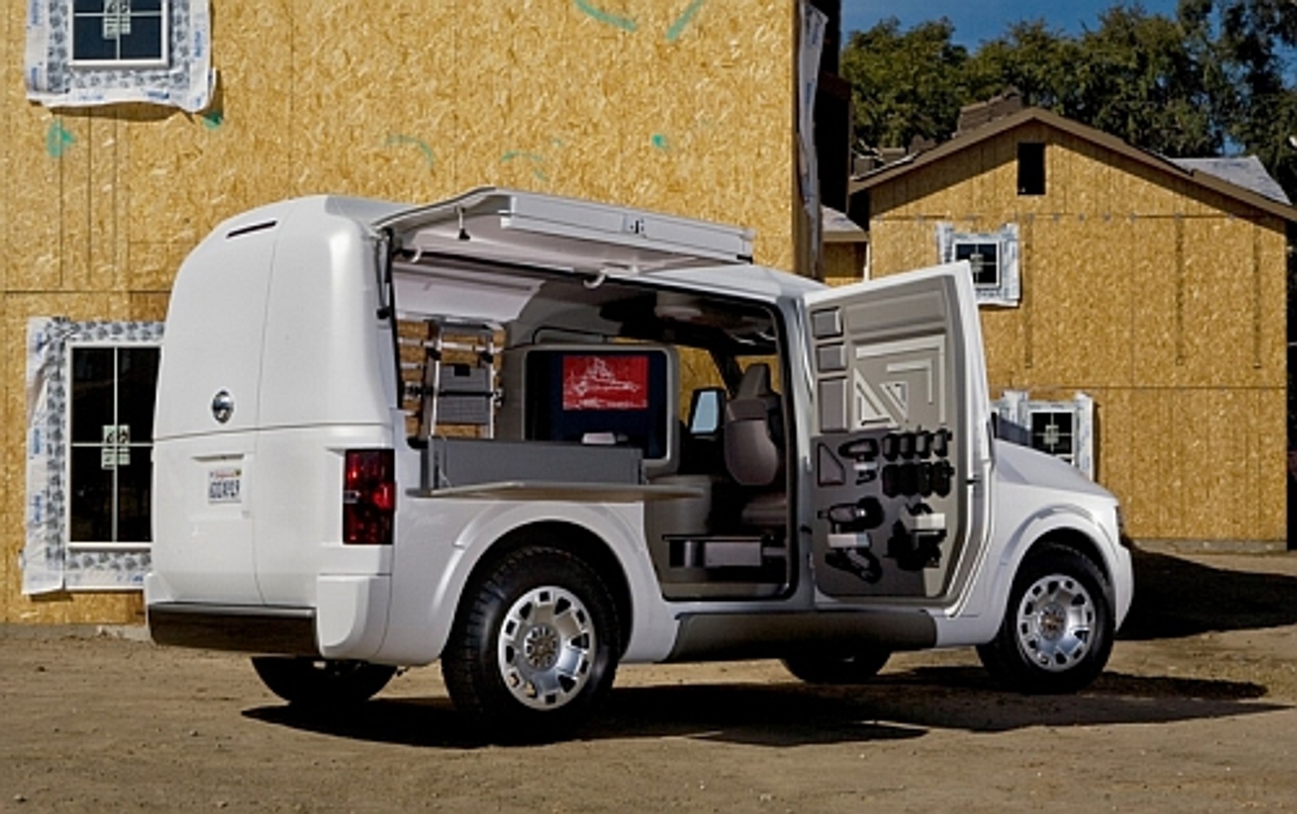 Nissan NV2500 Concept - Mobile biuro w dostawczaku