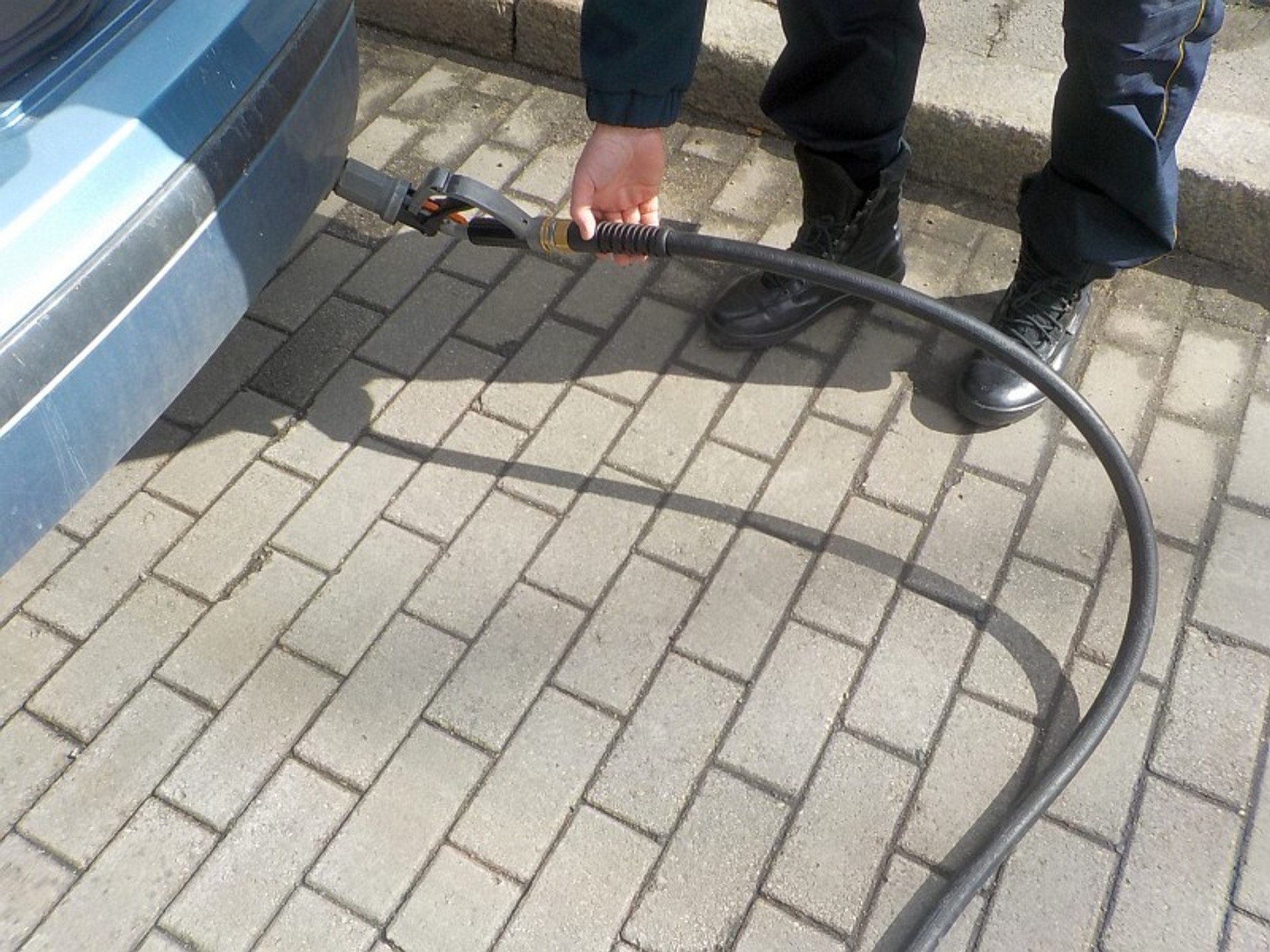 Wyrwany wąż do tankowania gazu