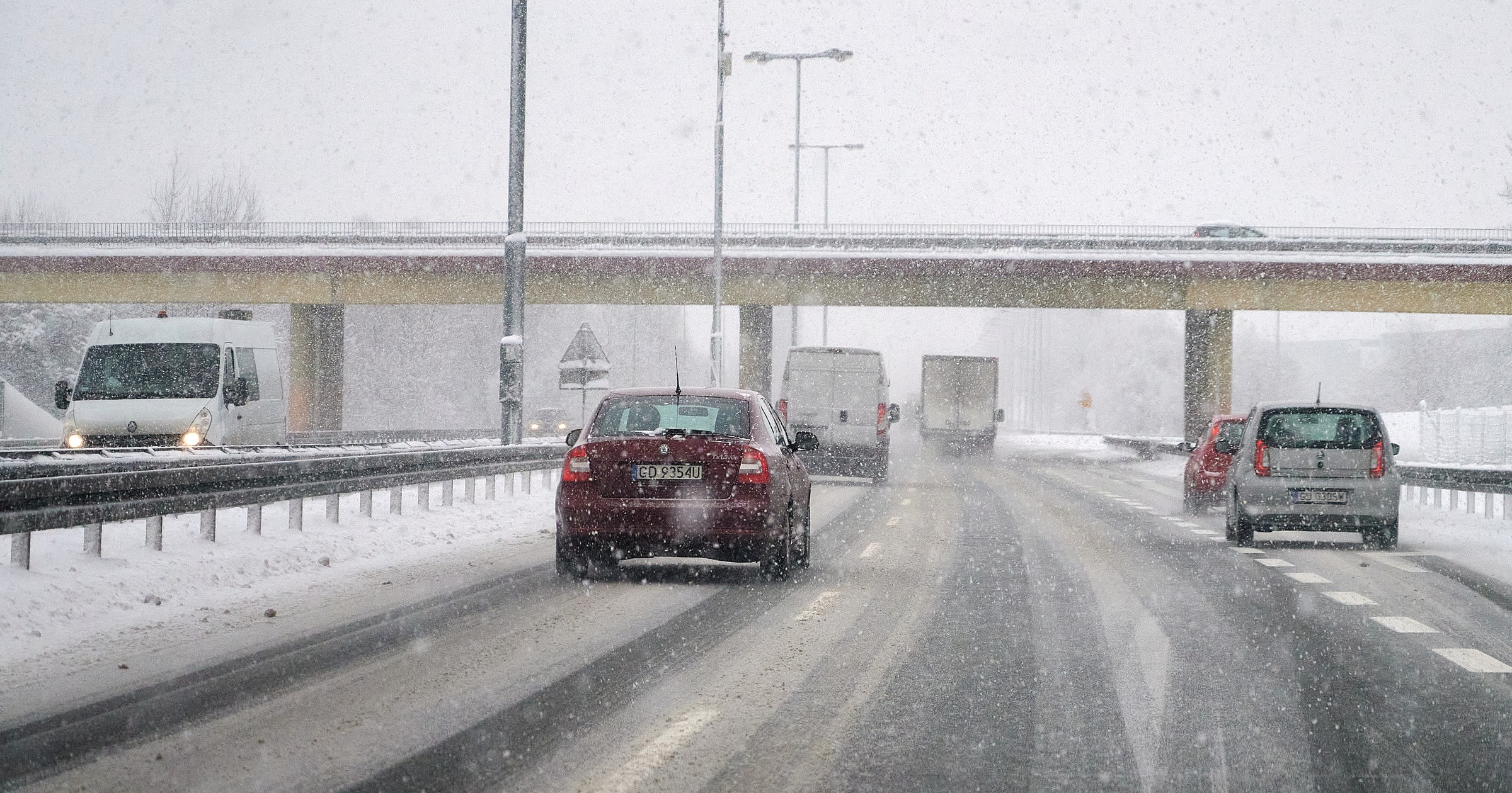 Niebawem spadnie śnieg. Warunki na drogach staną się bardzo trudne