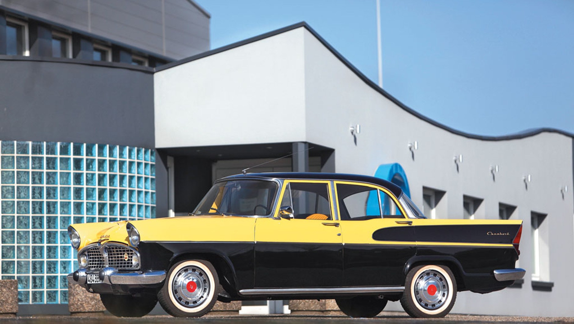Simca Vedette wygląda jak auto amerykańskie, jednak nie może być bardziej francuska – to wynika z jej historii. Nie zmieni tego nawet widlasty silnik pod maską