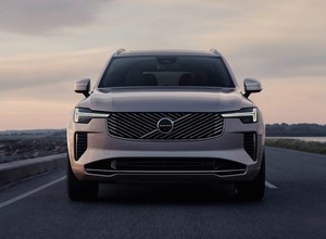 Spalinowe Volvo XC90 dostało kilka kolejnych lat życia. Szwedzi zmieniają też plany, bo elektromobilność nie nadąża