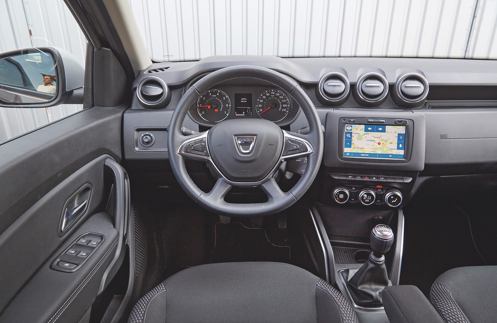 Same twarde plastiki w kokpicie Dustera. Podoba nam się za to prostota czytelnych zegarów oraz estetyczny panel obsługi klimatyzacji.