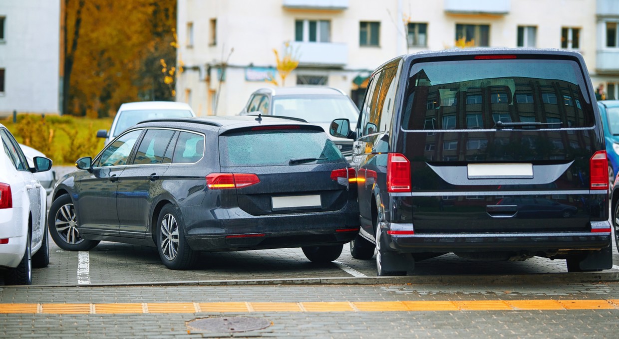 Szkoda parkingowa. Wyjaśniamy, jak uniknąć mandatu i co zrobić, gdy jesteś poszkodowany