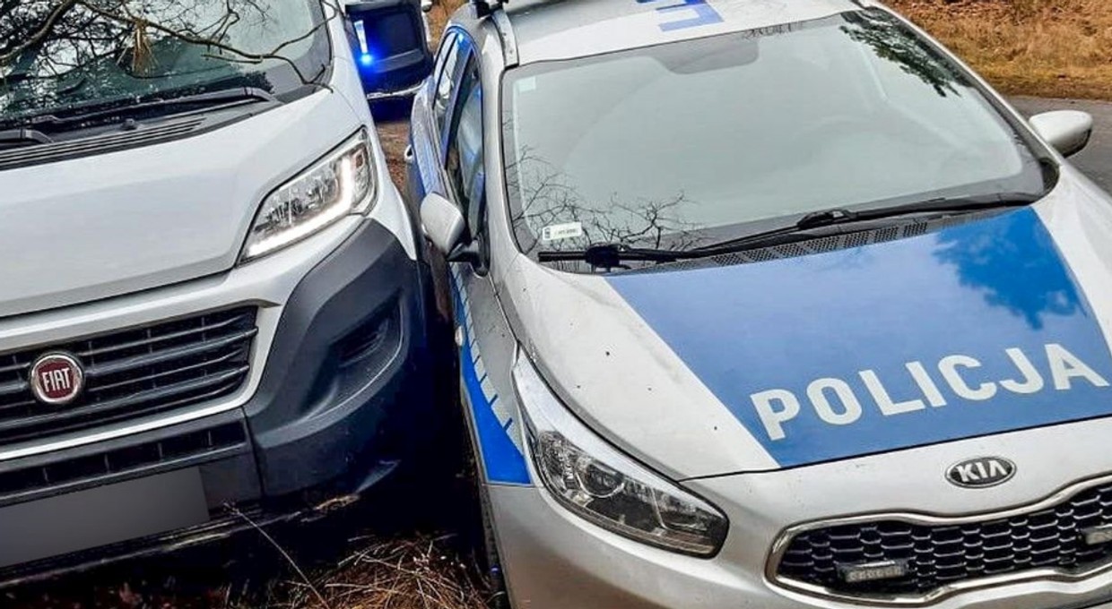Staranował radiowóz kradzionym autem i chciał przejechać policjanta. Gorzko pożałował...