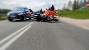 Motocyklista zderzył się z trzema samochodami. Tragiczna majówka na polskich drogach