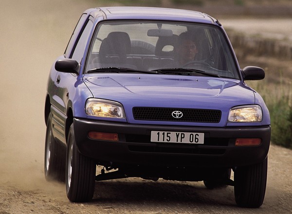 Fatalne początki legend Toyoty: RAV4 w ogóle miało nie być, w pierwszym roku w USA sprzedano tylko jednego Land Cruisera