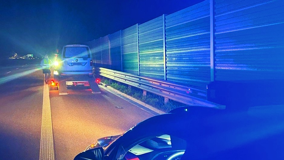 Obraz pochodzący z serwisu https://lodzka.policja.gov.pl/ld/informacje/95821,Radomszczanscy-policjanci-zatrzymali-pijanego-kierowce-karawanu.html