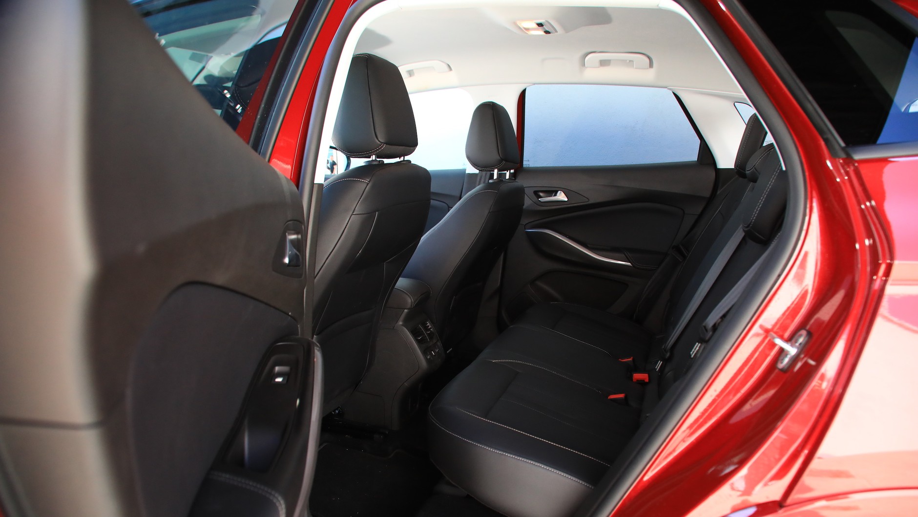 Opel Grandland – z tyłu wygospodarowano dużo miejsca na wysokości kolan oraz nad głowami