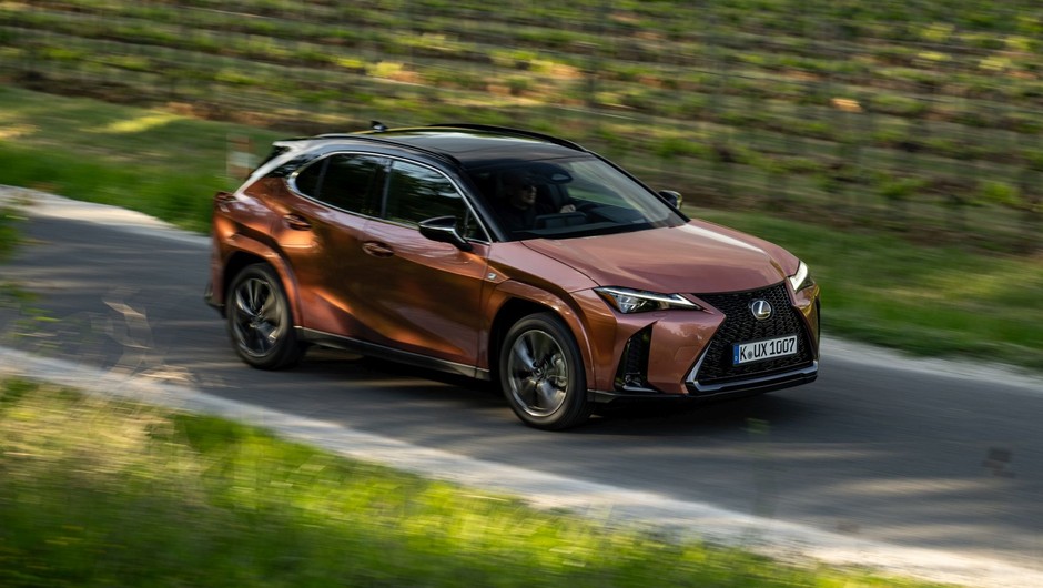 Pierwsza jazda odświeżonym Lexusem UX 300h