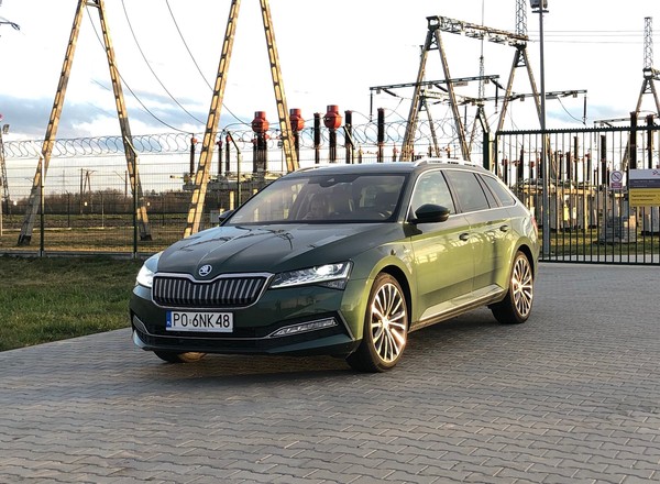 Skoda Superb iV Combi – czy hybryda sprawdzi się na autostradzie?