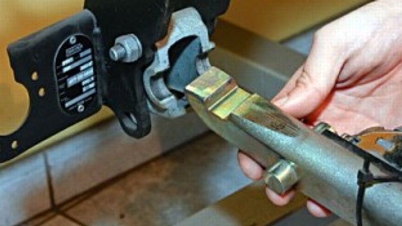 Jak zamontować hak w aucie?