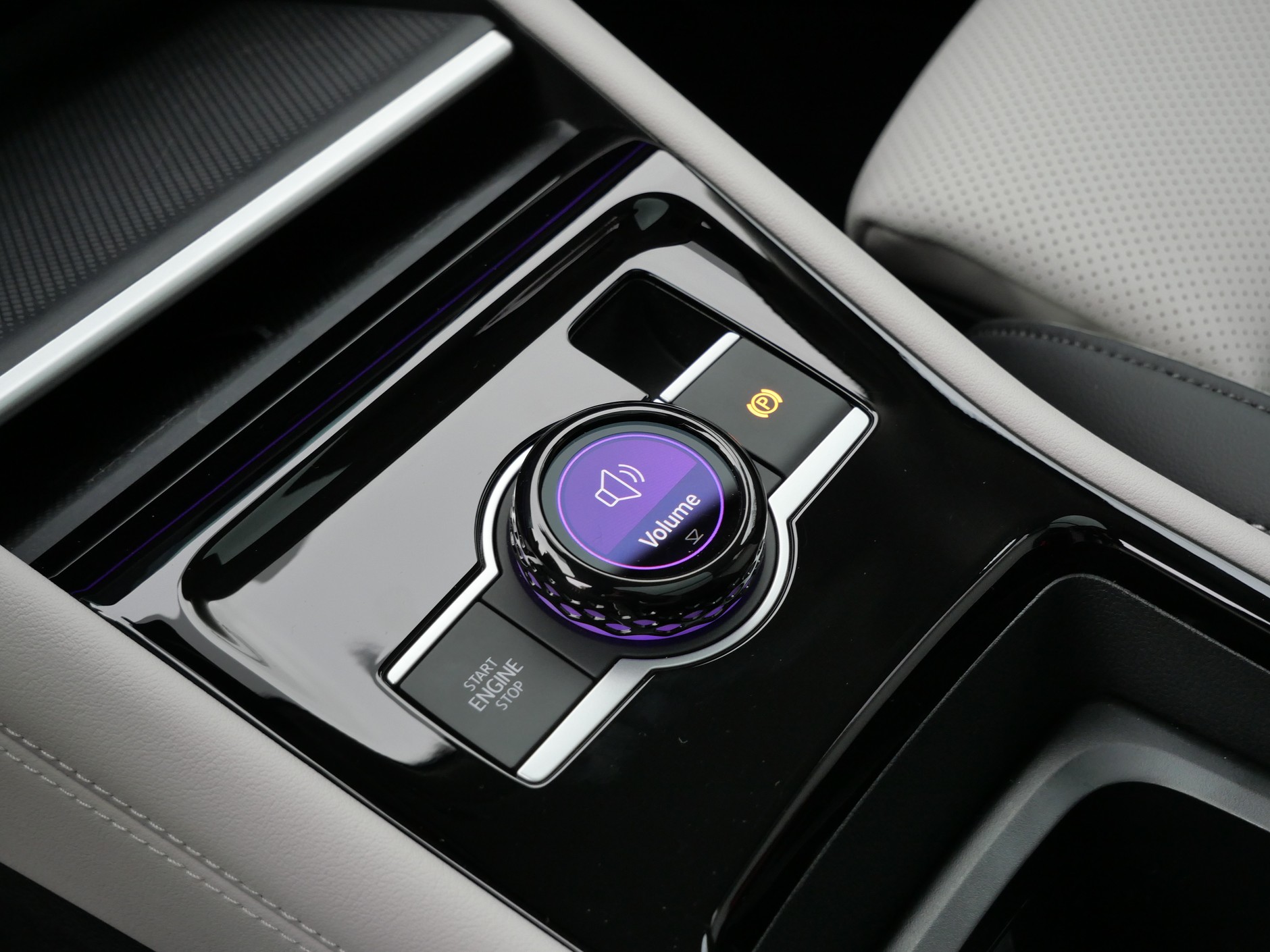 Pokrętło steruje różnymi funkcjami – zmieniamy je, wciskając podświetlone pole.