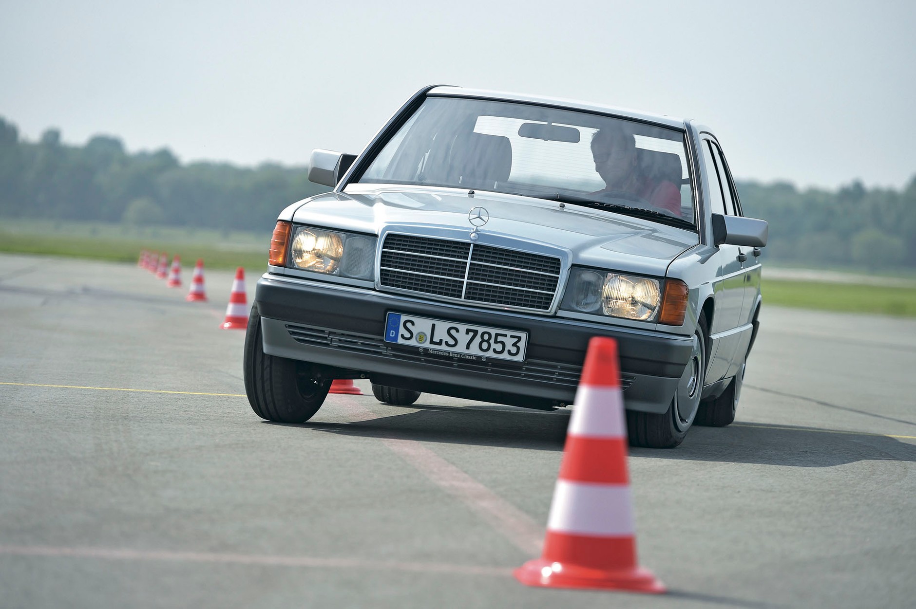 Sześciocylindrowy silnik zmienia charakter małego Mercedesa – z kompaktowej limuzyny staje się on czterodrzwiowym gran turismo. Niewielkie rozmiary i wrażenie skromności pozostały bez zmian.