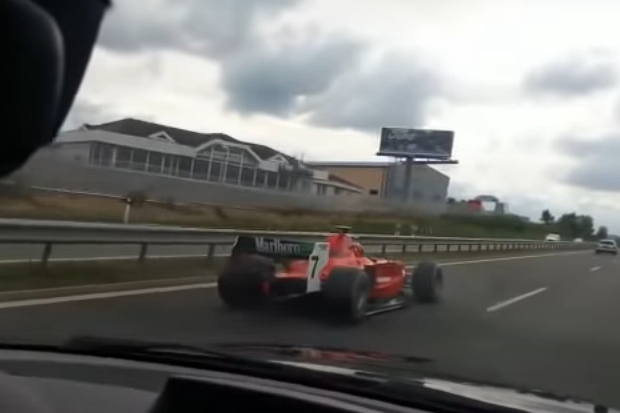 Czeska policja w końcu namierzyła kierowcę wyścigowego bolidu. Przez lata był nieuchwytny