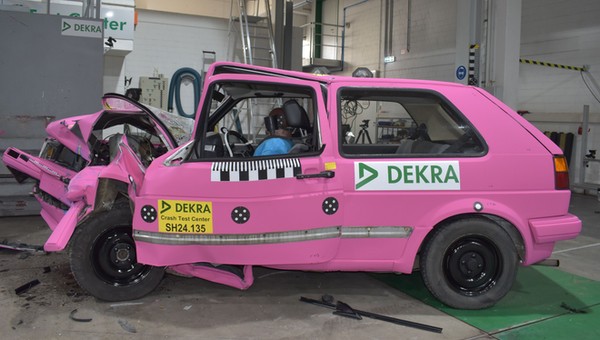 Dekra rozbiła Golfa II z 1989 r. Zdjęcia mówią wszystko
