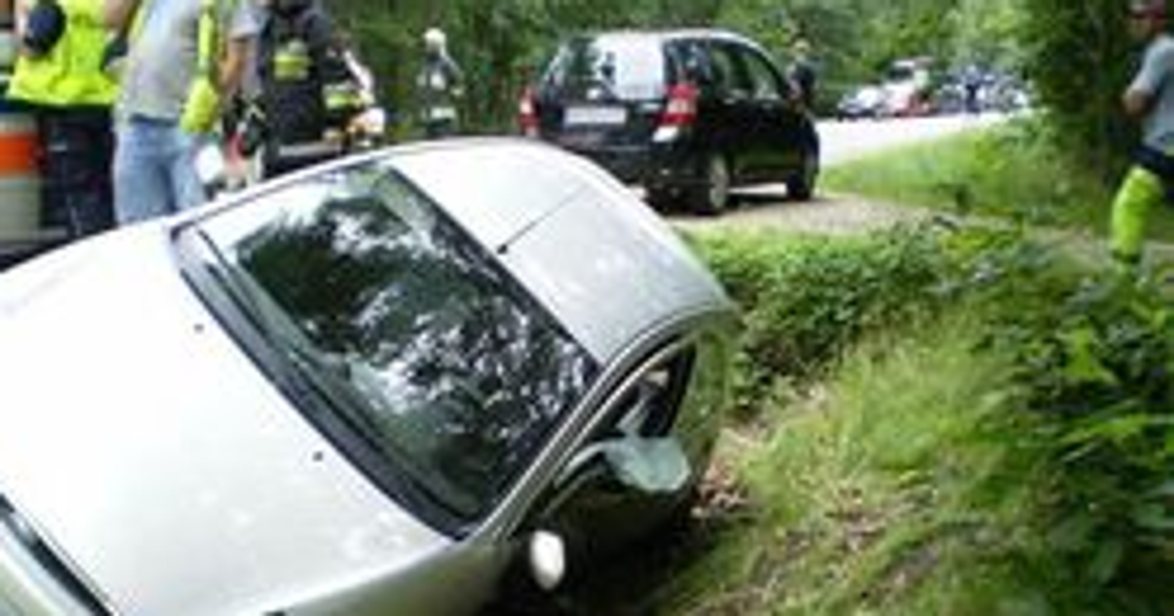 Policja: dwaj wyprzedzali, a trzeci w rowie