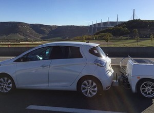 Przyczepa zwiększy zasięg auta elektrycznego - pomysłowy sposób z Francji