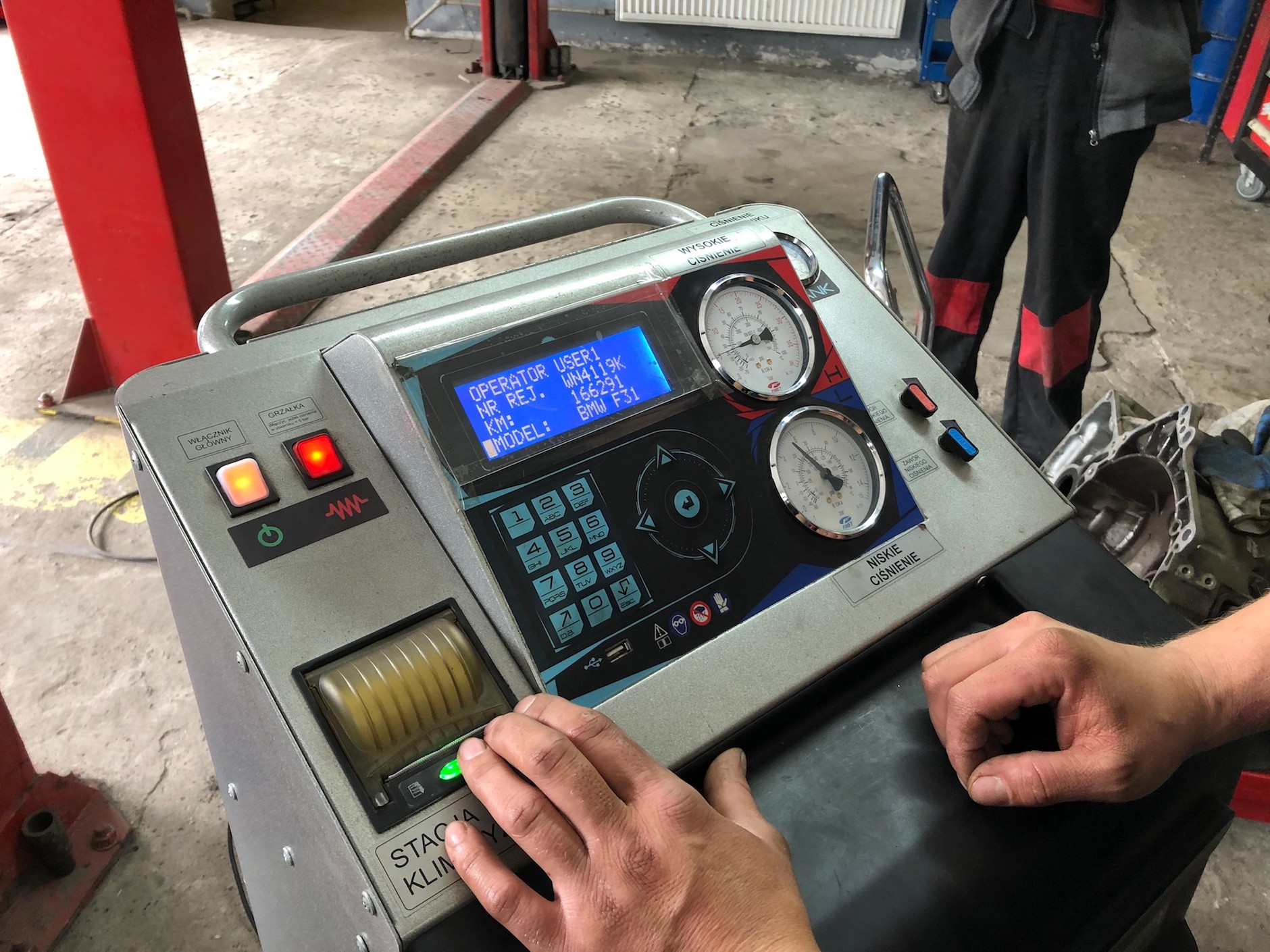 Czy przegląd klimatyzacji może się skończyć pożarem warsztatu? Tak, jeśli mechanik źle podłączy wężyki.