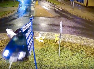 18-latek w Audi przejechał przez środek ronda. Wszystko zarejestrował monitoring