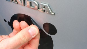 Co oznaczają naklejki na sprowadzanych autach? Bitte ein Bit i inne