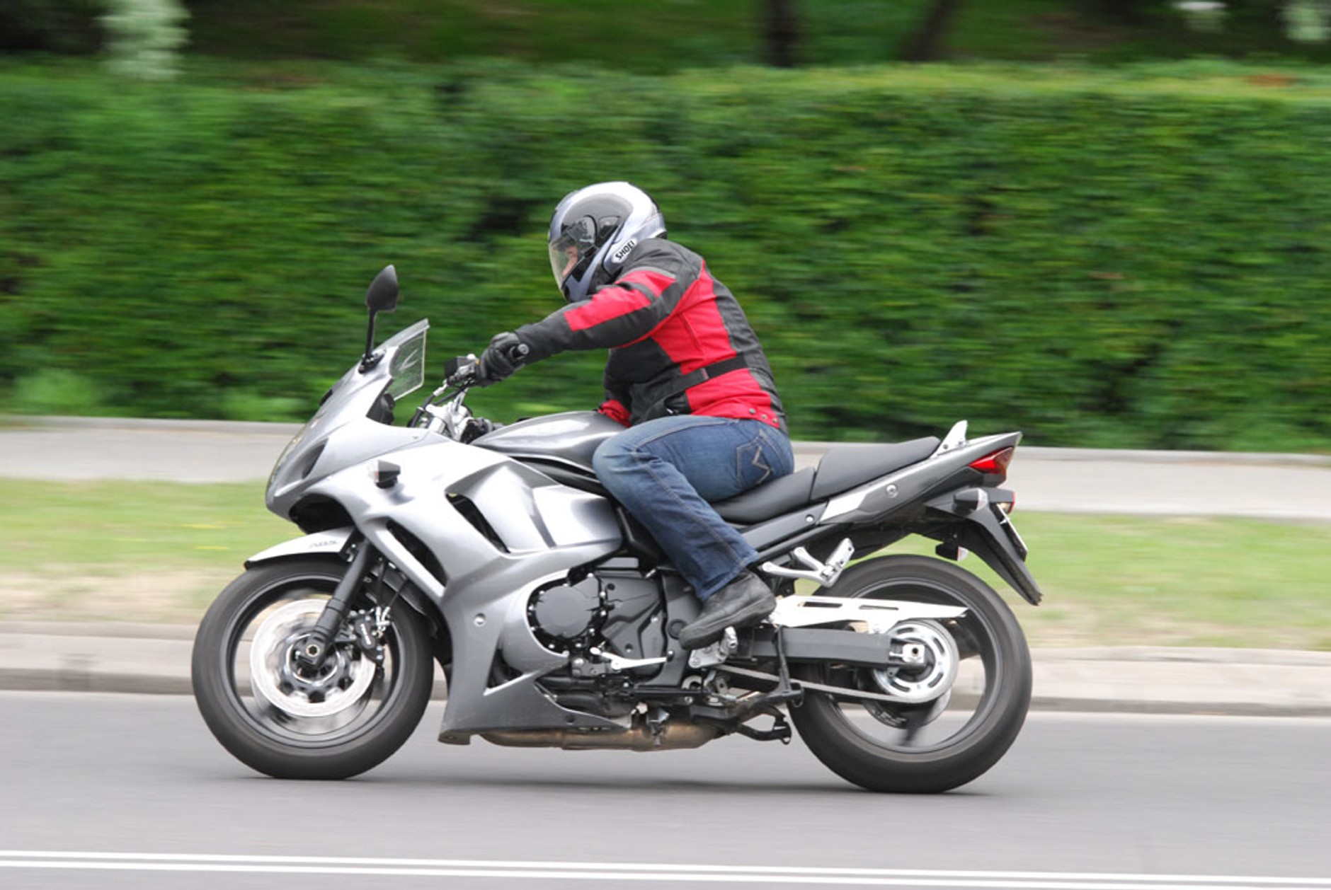 Suzuki GSX 1250FA:  Bandyta, z którym da się zaprzyjaźnić