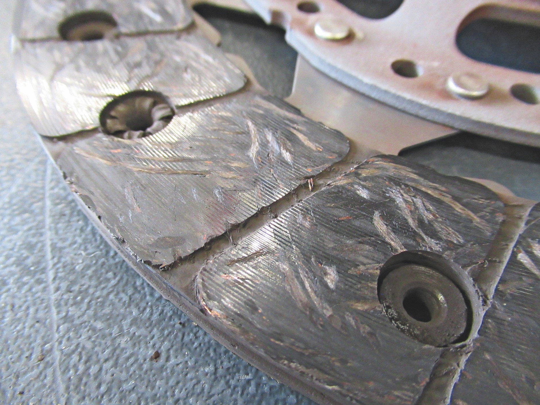 BMW M3 po 100 tys. km: sprzęgło nosi ślady intensywnego użytkowania, ale jeszcze nie wymaga wymiany.