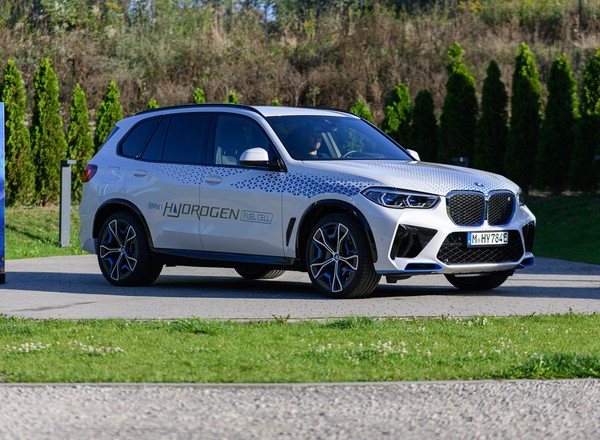 Wodorowe BMW iX5 Hydrogen debiutuje w Polsce. Już nim jeździliśmy