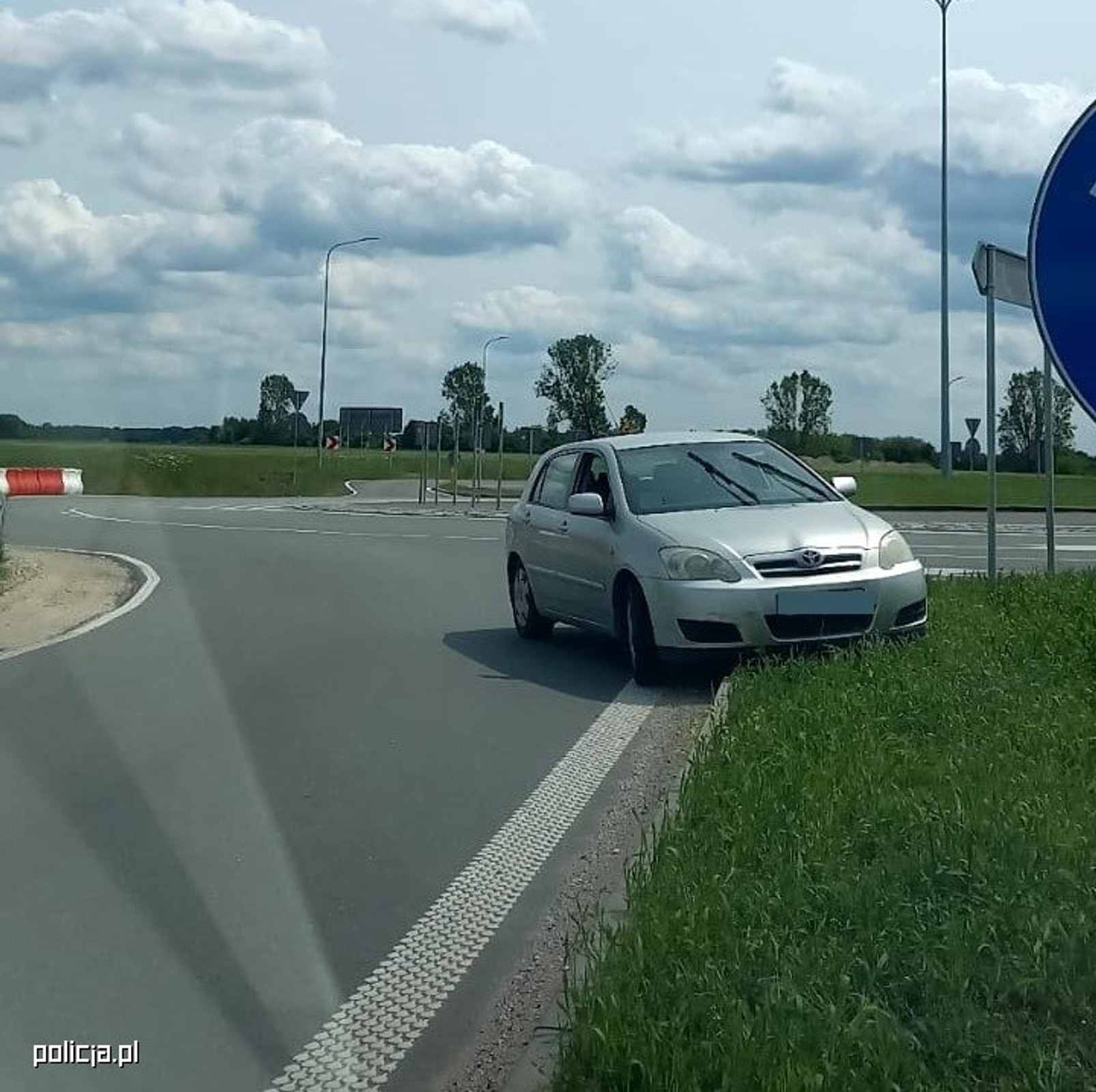 Próbował zatrzymać "pijanego za kółkiem". Kierowca toyoty wziął go na maskę