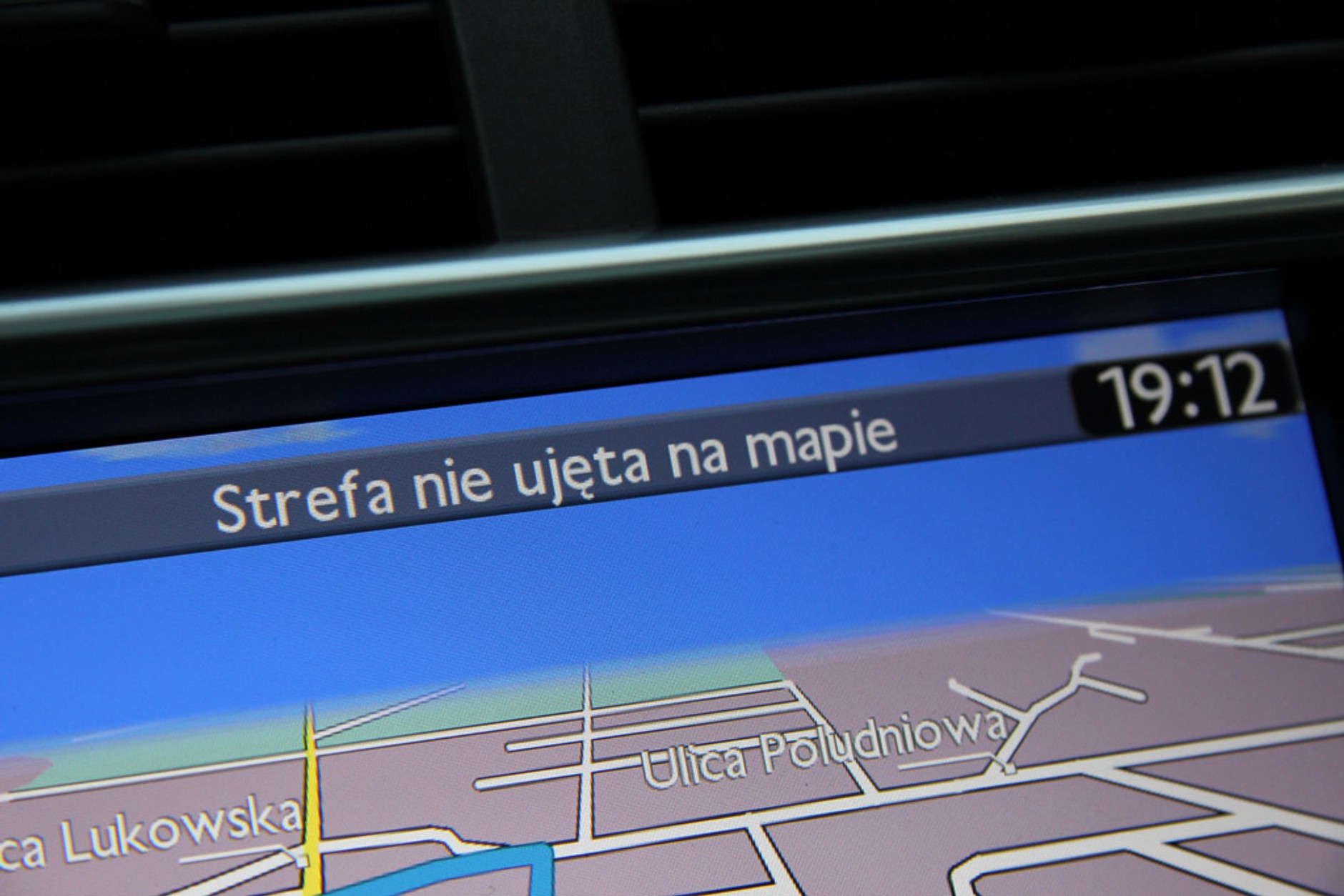 Mapy ograniczonego zaufania: test fabrycznych nawigacji