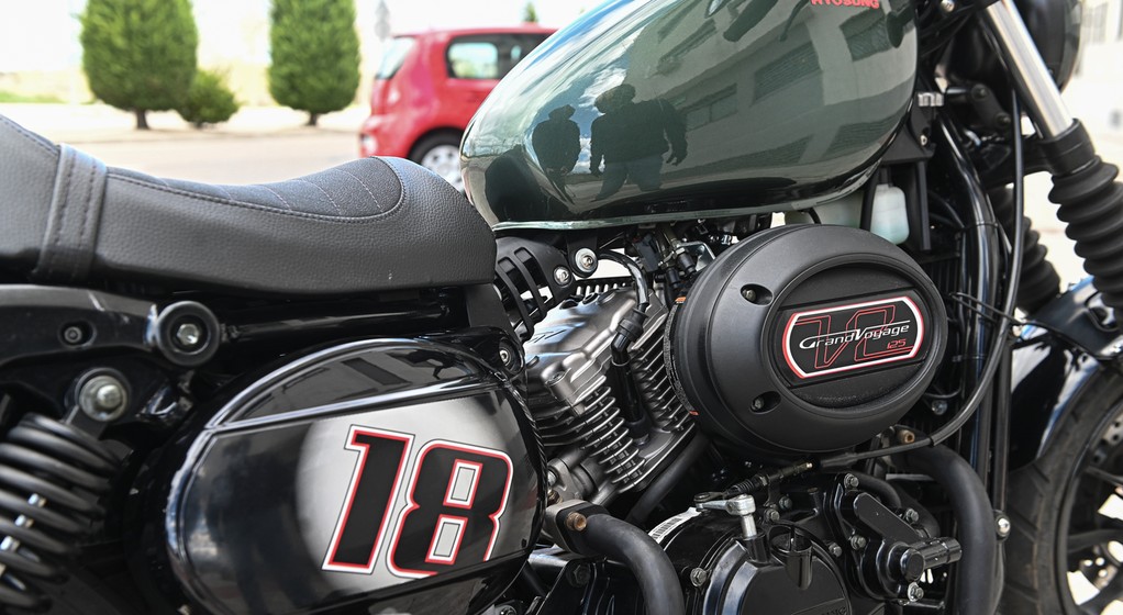 Motocykle klasy 125 coraz częściej wyglądają jak poważne maszyny i tak też jeżdżą.