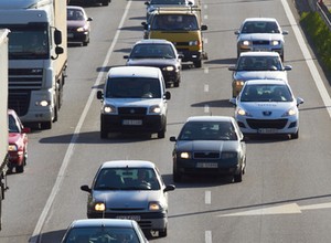 Weszły w życie przepisy o jeździe na suwak i korytarzu życia. Jak jechać, by nie być winnym kolizji?