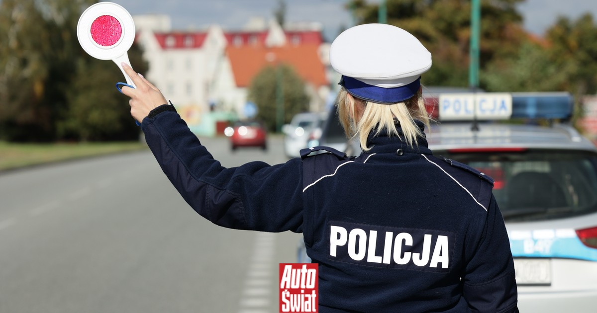 Mrugał światłami do innych kierowców. Okazało się, że w tym przypadku mandat to za mało