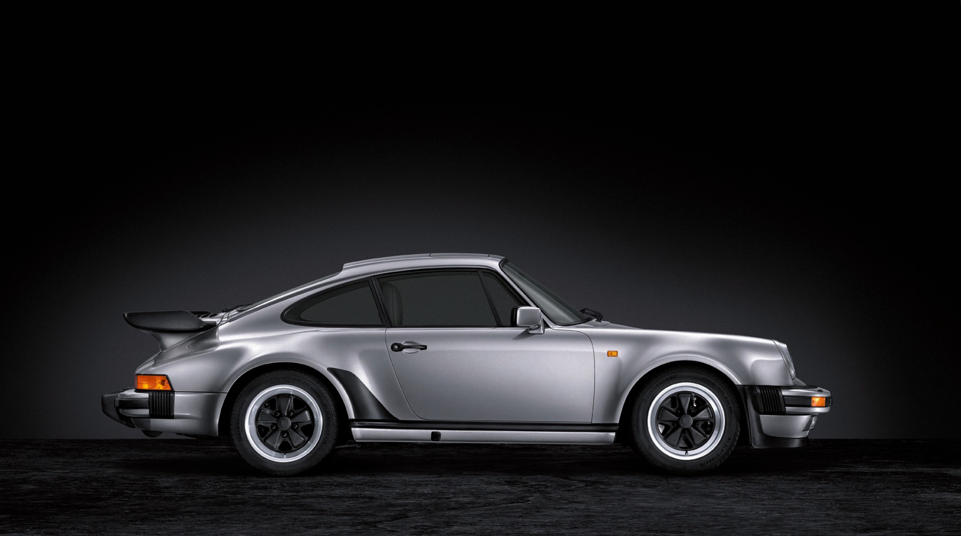 Ta odmiana 911 to pierwsze Porsche Turbo (na zdjęciu wersja 911 Turbo 3.3 z 1977 r.).