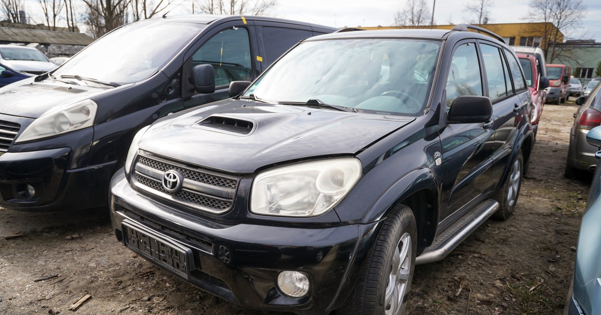 Toyota RAV4 porzucona na ulicy w Warszawie i wystawiona na ponowną sprzedaż