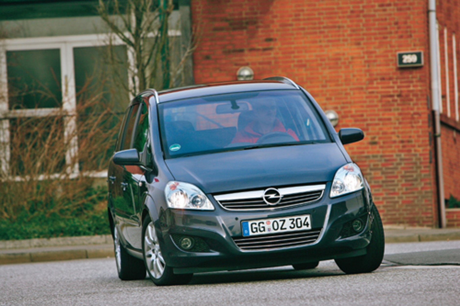 Cztery minivany z silnikami diesla