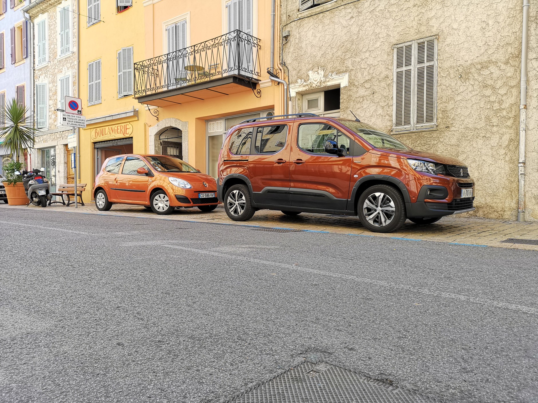 Peugeot Rifter - na tle miejskich samochodów jest ogromny