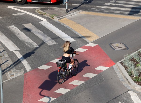 Pasy na drodze to nie zawsze przejścia dla pieszych. Sprawdź, kiedy masz pierwszeństwo