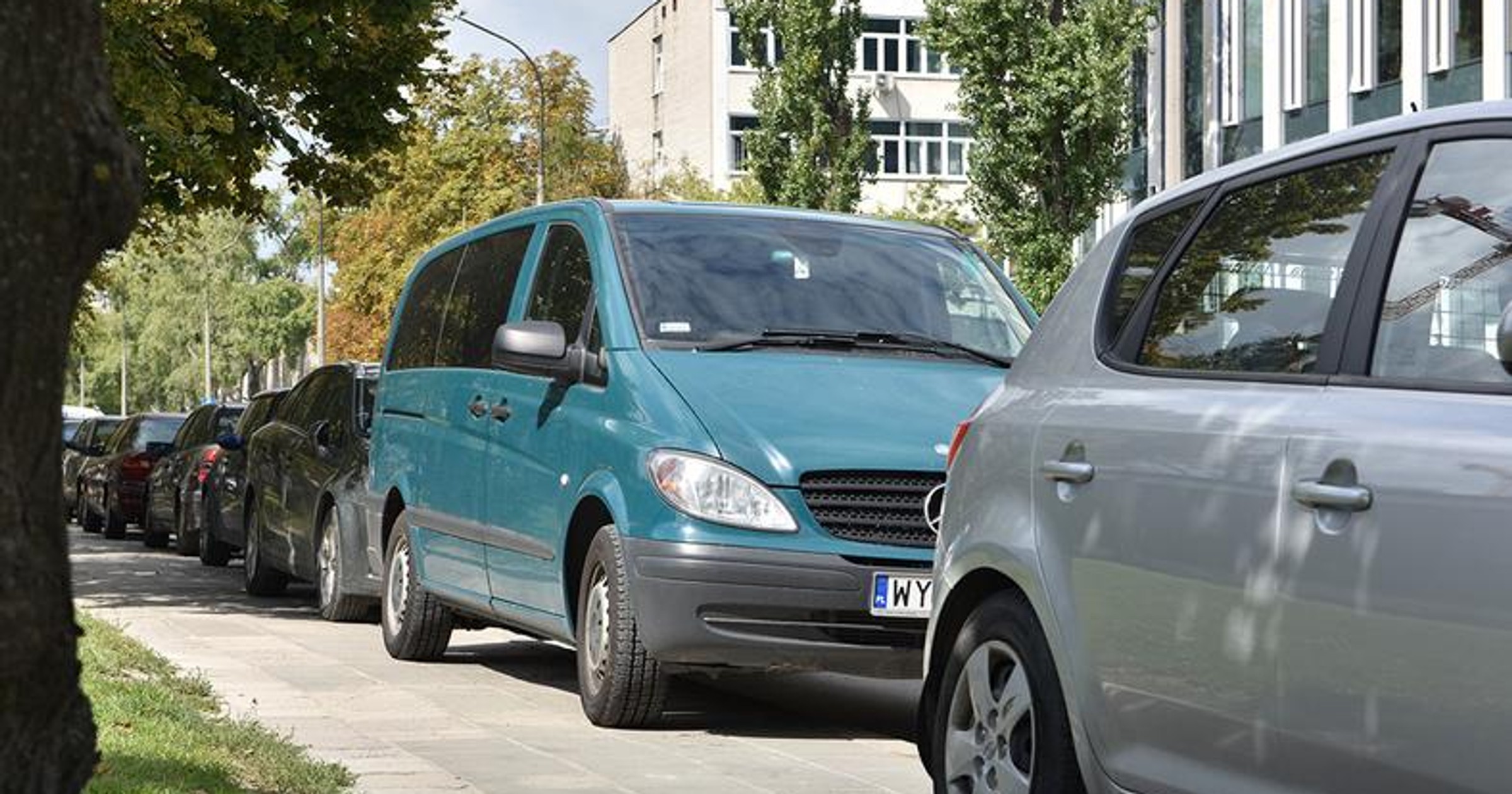 Parkowanie na chodniku. Uwaga: o tym, czy można tak zaparkować, decyduje dopuszczalna masa całkowita pojazdu!