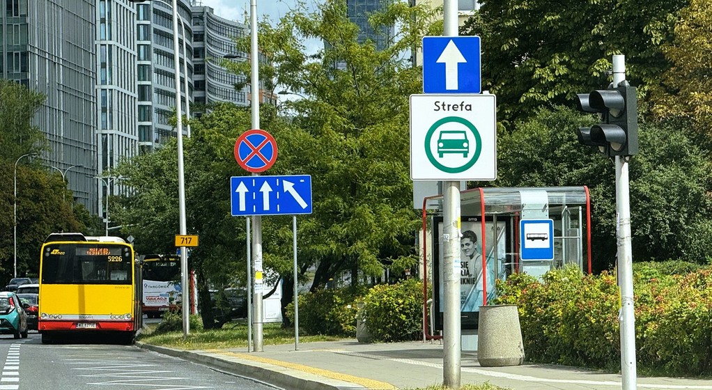 Znak informujący o wjeździe do strefy czystego transportu (SCT)